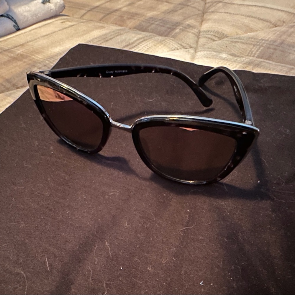 Very gently used Quay women’s sunglasses.